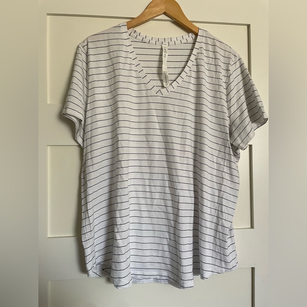 Lululemon Love V-Neck T-Shirt Size US 18